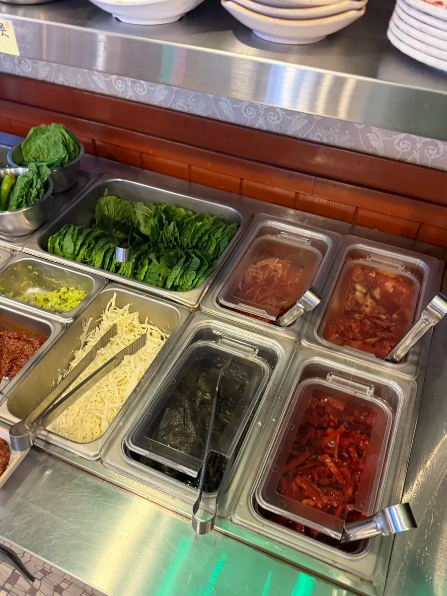 Marinated meat sauce and small side plates