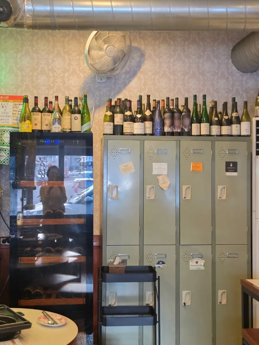 充满复古感的深山香店内景象