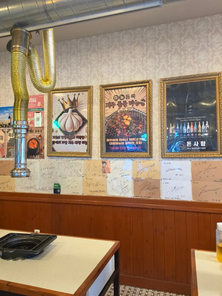 深山香橄榄市场本店的座位与装潢