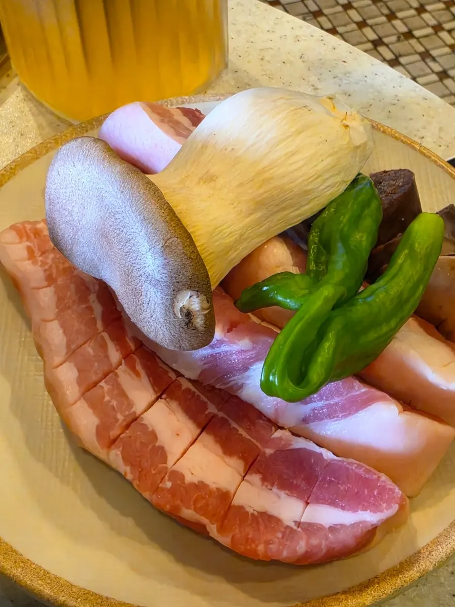 配蘑菇和青阳椒一起上桌的整块五花肉