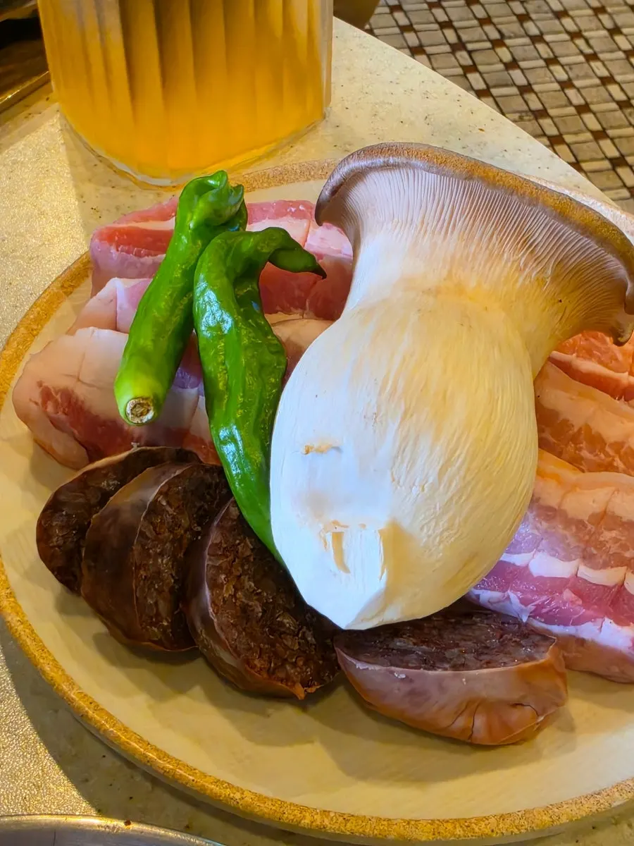 在烤盘上烤制的黑猪五花肉