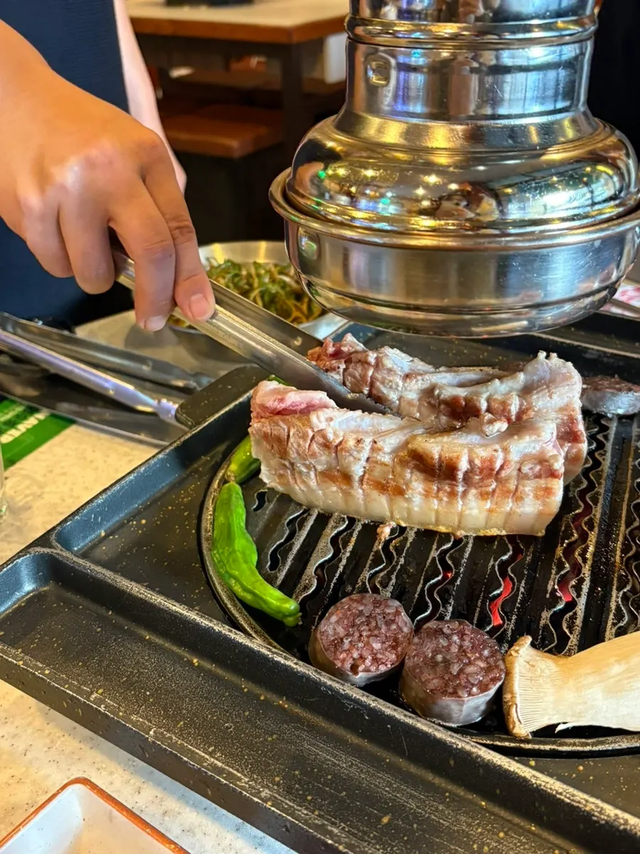 직원이 구워주는 흑돼지 오겹살