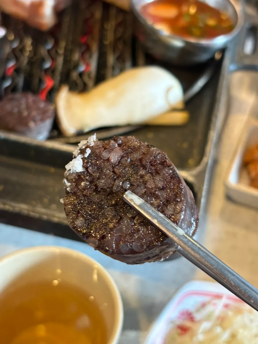 오겹살과 함께 불판에 구워지는 순대