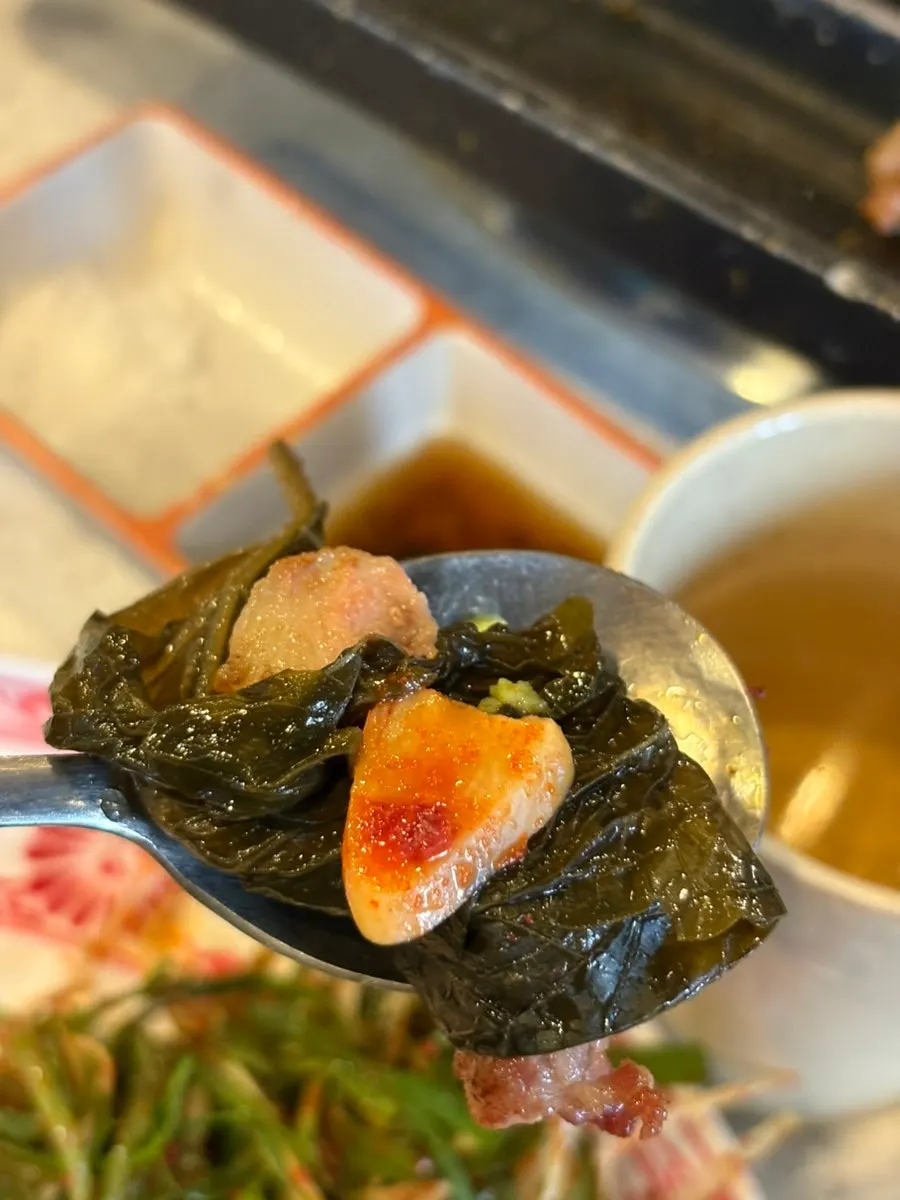 깻잎과 마늘을 곁들인 오겹살 쌈