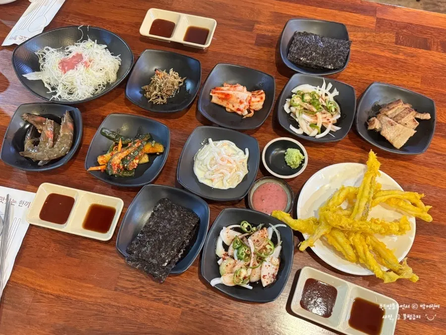 반찬이 차려진 돔베고기 한상