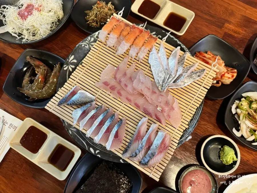 갈치튀김과 흑돼지구이가 있는 상차림