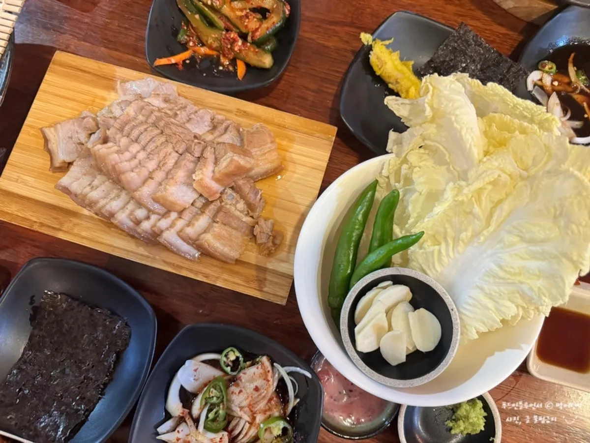 알배추와 함께 담긴 돔베고기