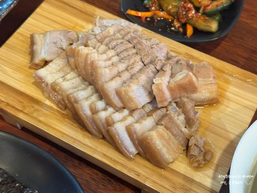 도마 위에 담긴 제주식 돔베고기