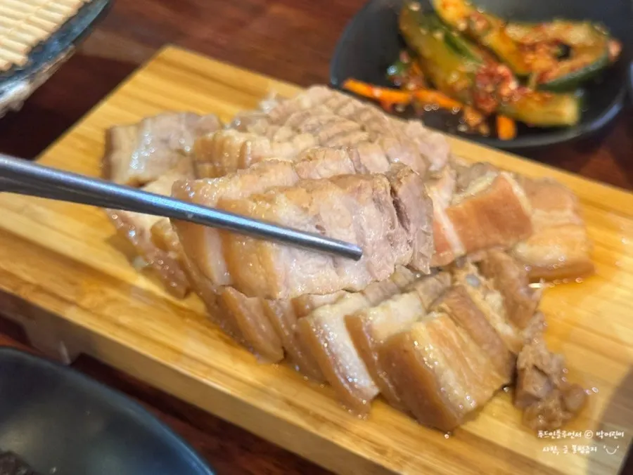 가지런히 올려진 돔베고기 수육