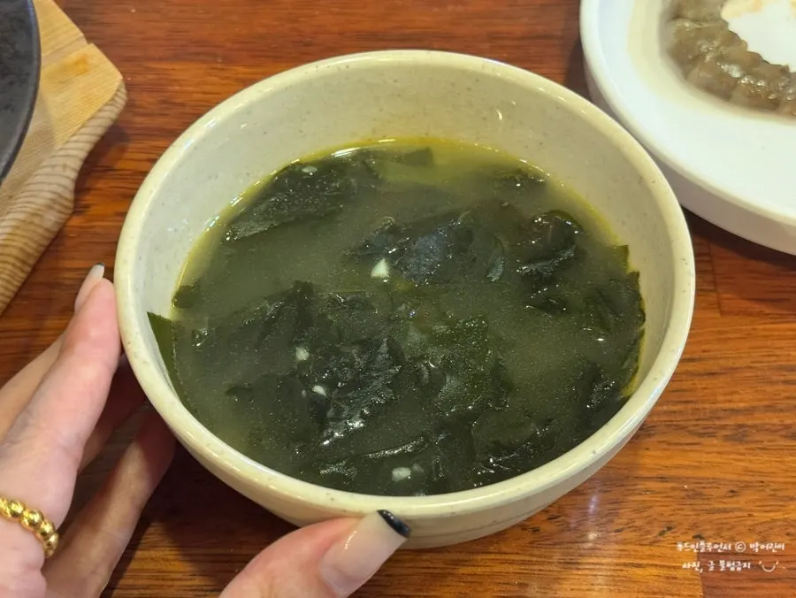 감칠맛 나는 반찬이 차려진 상차림