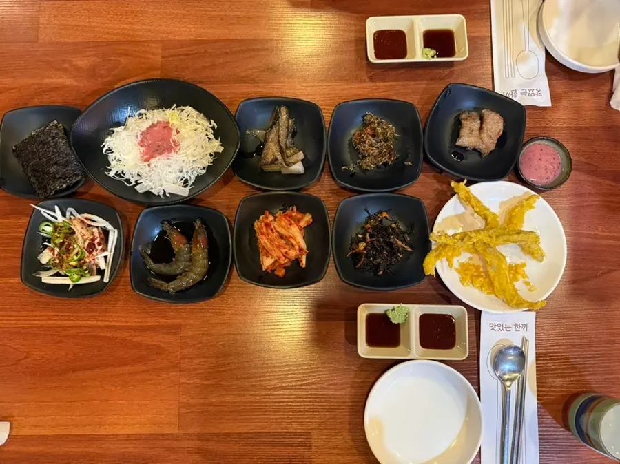 돔베고기 세트와 함께 차려진 밑반찬 한상
