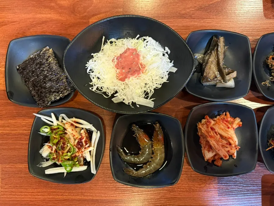 간장새우 등 밑반찬 접시