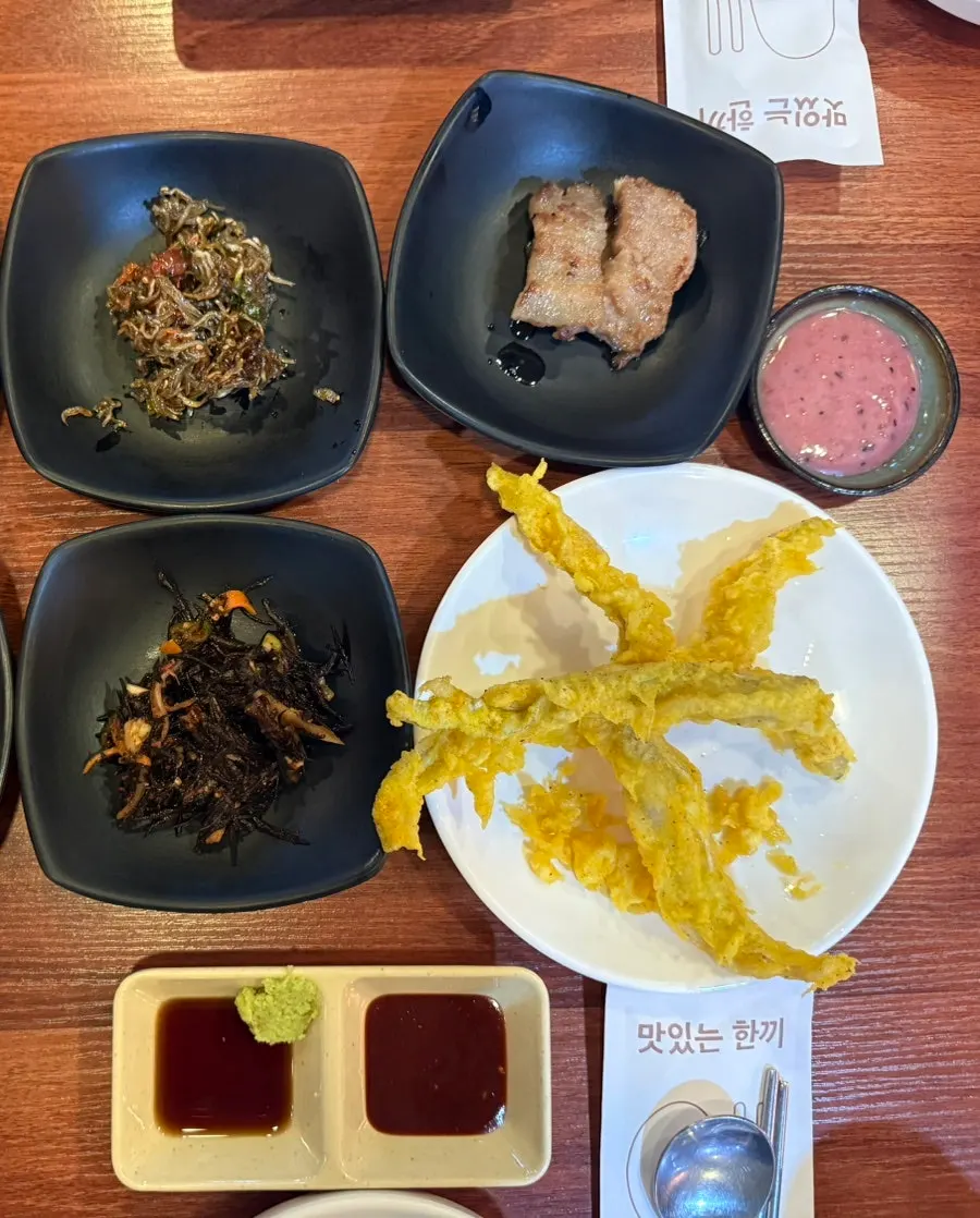 다양한 밑반찬이 놓인 식탁