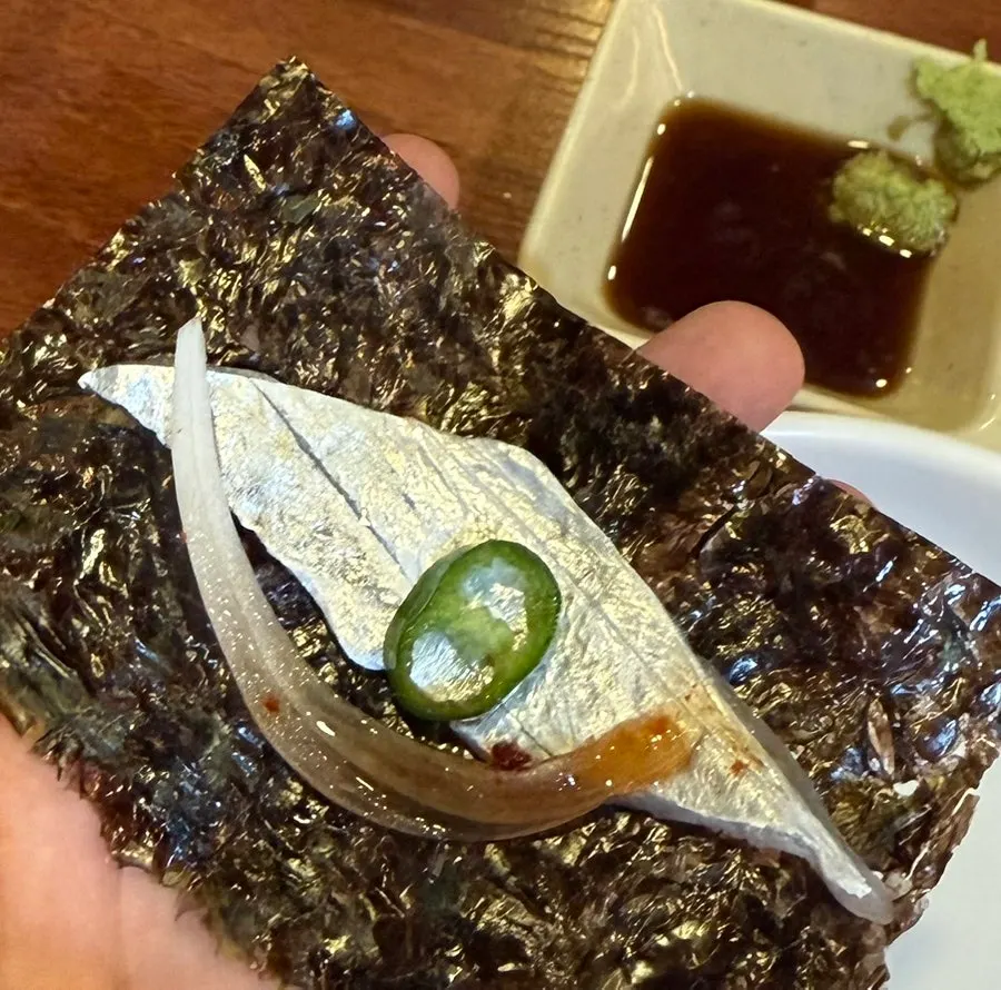 김에 회를 올려 싸먹는 모습