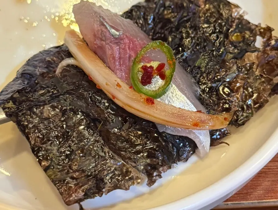 갈치회와 갈치튀김을 함께 담은 한 쌈