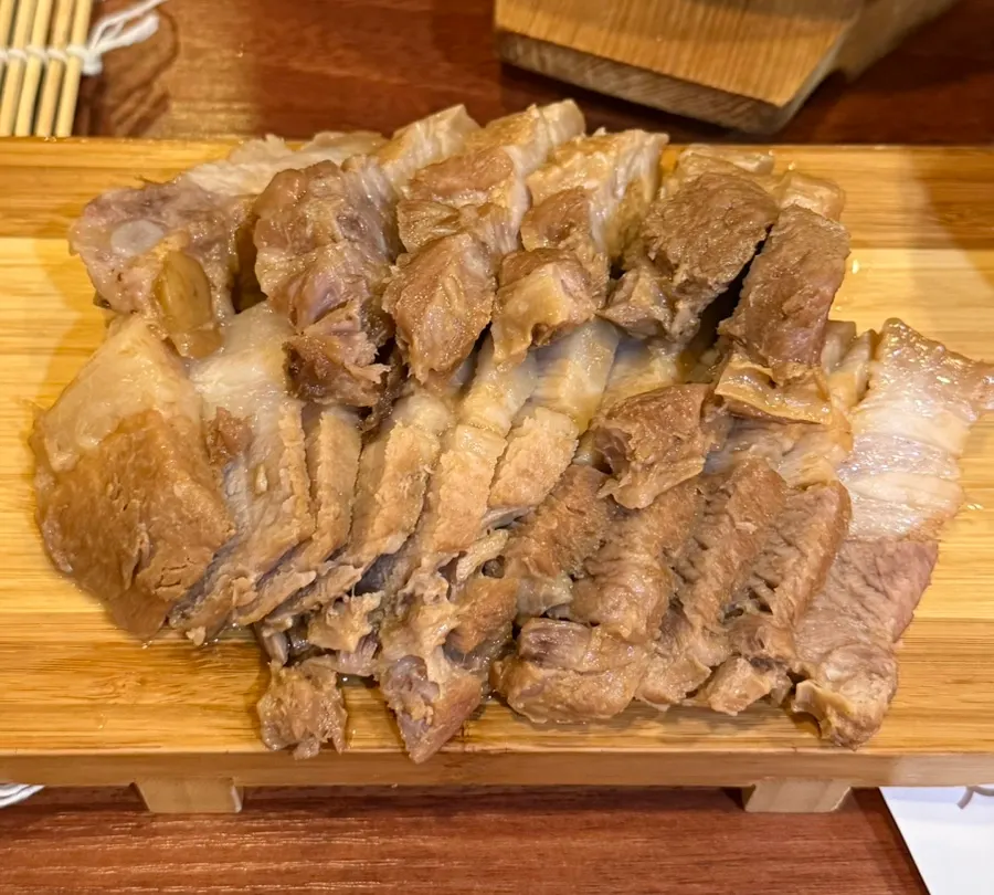 쌈 채소와 마늘 청양고추 접시
