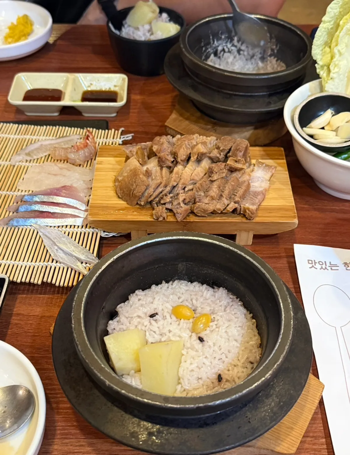회와 돔베고기, 돌솥밥이 함께 차려진 2인 한상