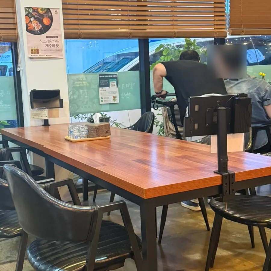 Tables in the first-floor dining hall of Tamra Hansang