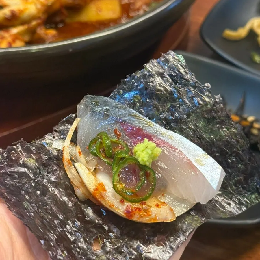 Sashimi served with cabbage, garlic and cheongyang chili peppers
