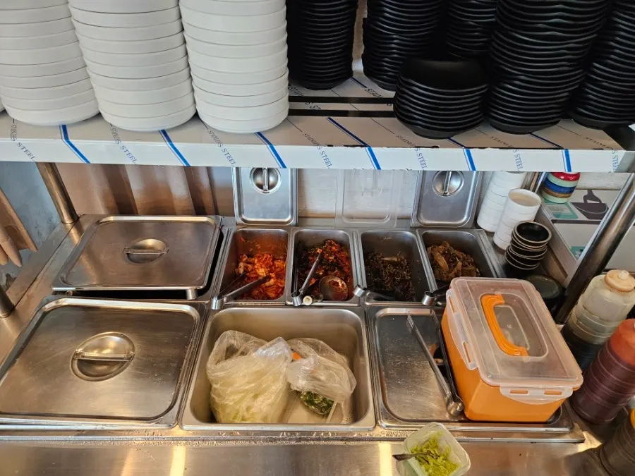 Overview of the dining hall seating at Tamra Hansang