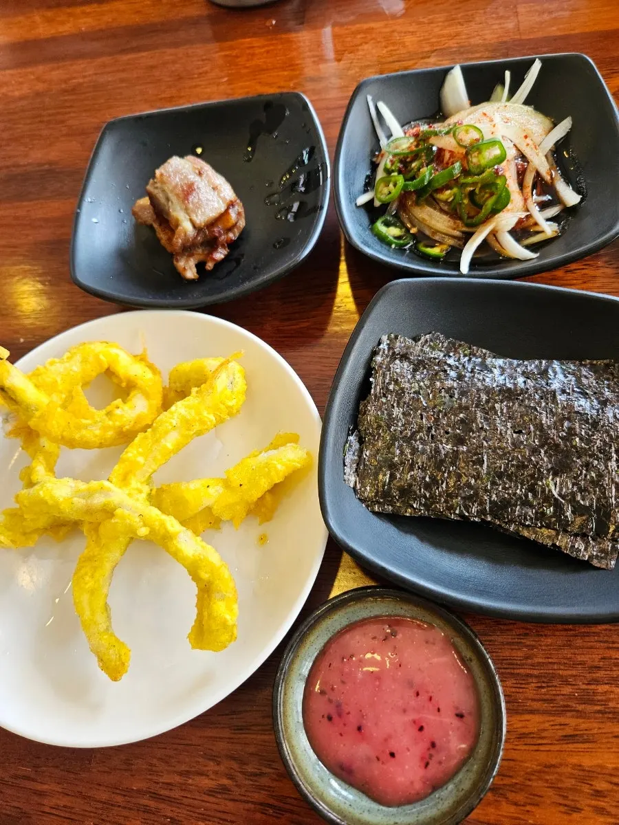 Neatly arranged basic side dishes