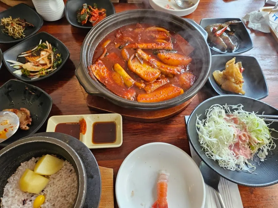 Cutlassfish stew bubbling in a stone pot