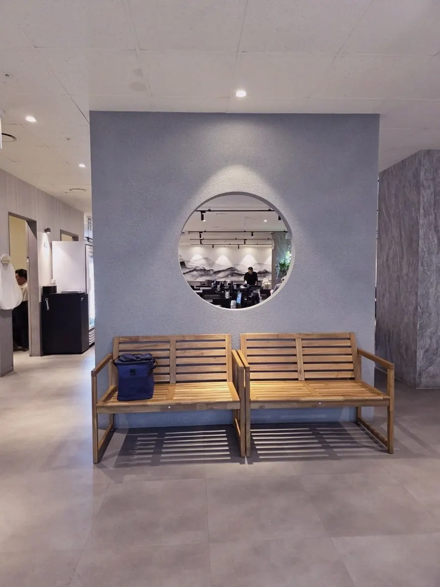Table seating in the main hall of Seogyeong Hanwoo Plaza
