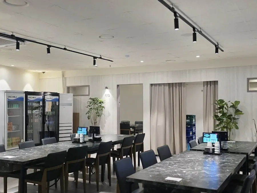 Seating arrangement in the spacious hall