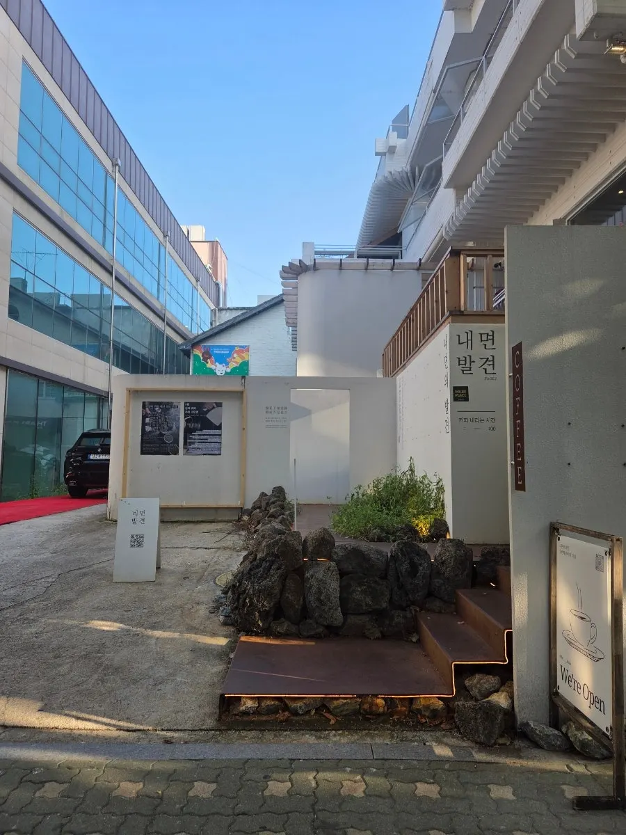 내면의 발견으로 향하는 골목 세로 컷