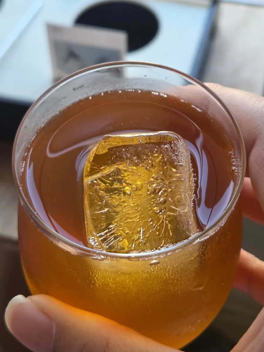 말린 과일 토핑이 올라간 투명 라떼 클라리티