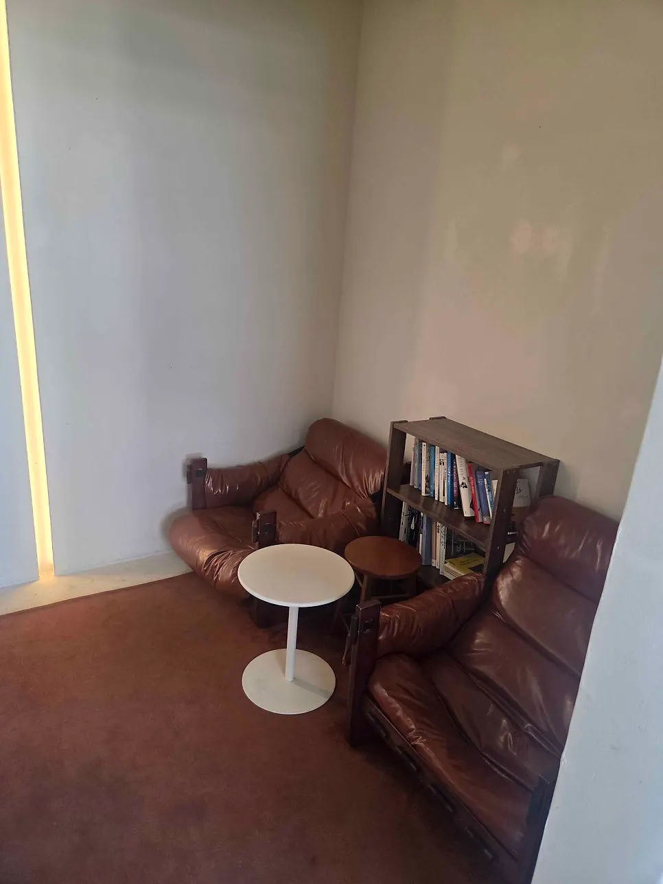 Café seating with a partitioned feel