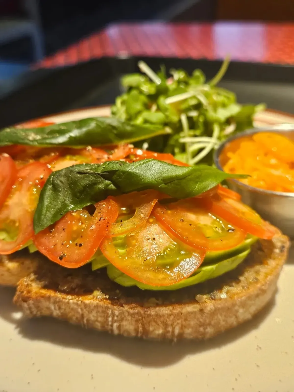서원안길 라구파스타와 토마토 아보카도 샌드위치 한 상