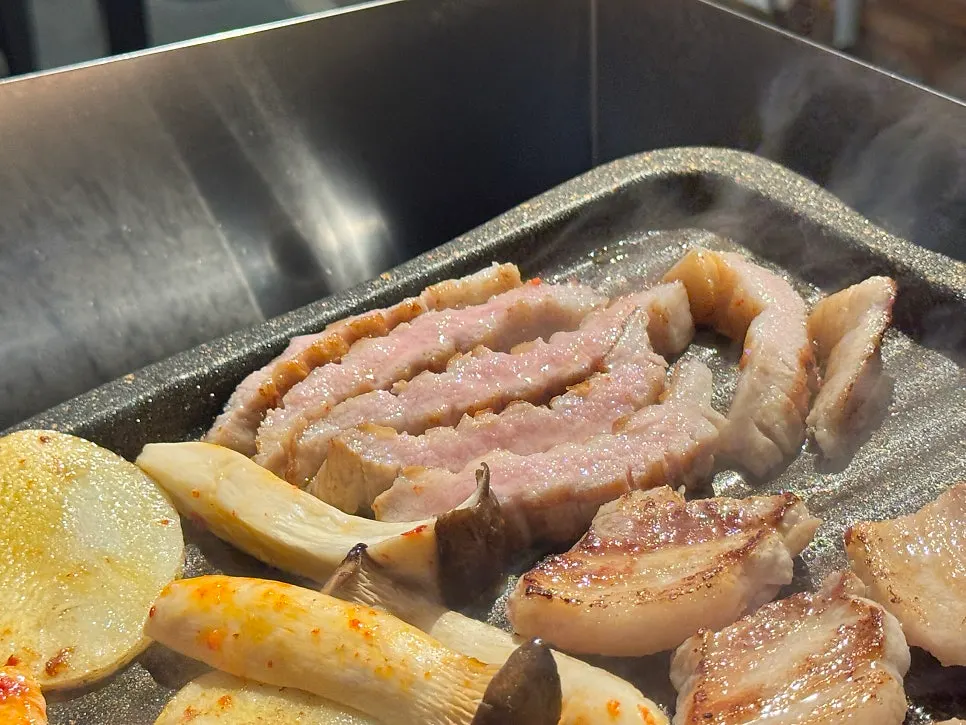 Grilling the honeycomb-scored whole pork jowl