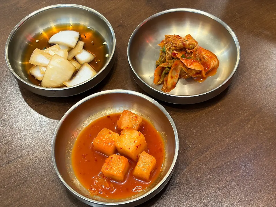 테이블에 세팅된 기본 밑반찬