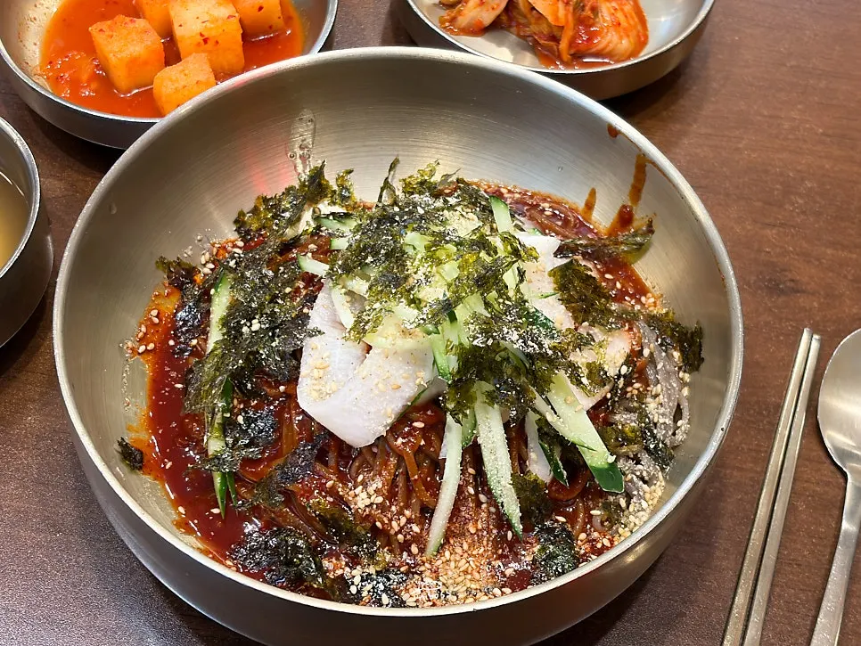 1인 육전과 막국수로 구성된 정식