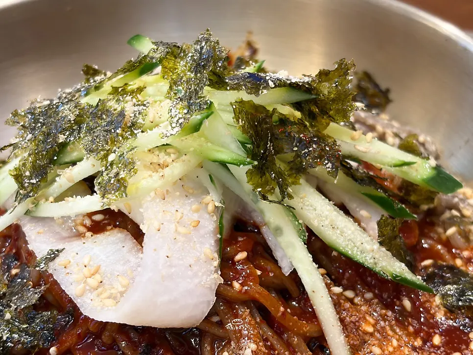 쌈무와 오이, 김가루가 올라간 비빔막국수