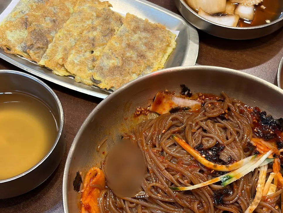 새콤한 양념이 올라간 비빔막국수 클로즈업