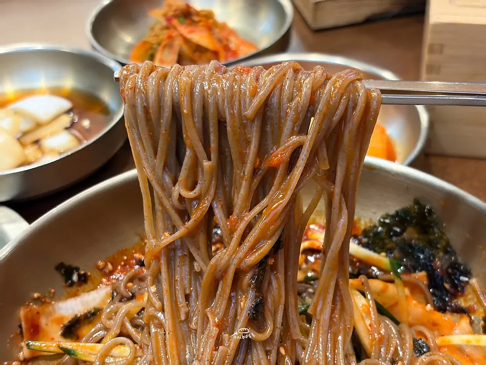 비벼서 먹는 메밀 비빔막국수