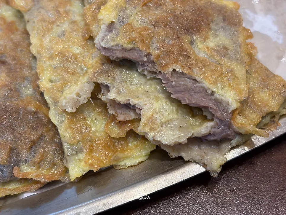 접시에 담긴 큰 육전 5점