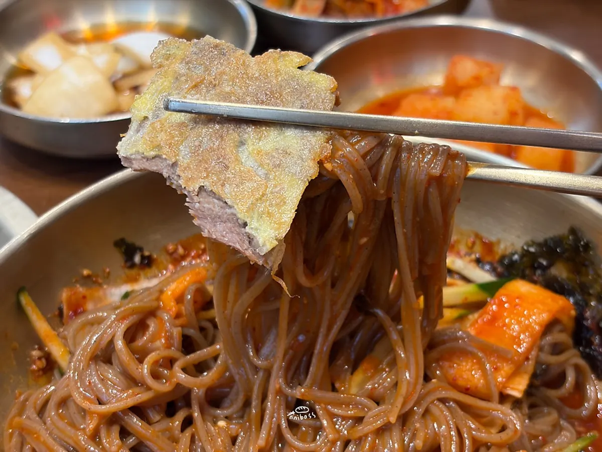 육전과 비빔막국수를 함께 놓은 상차림