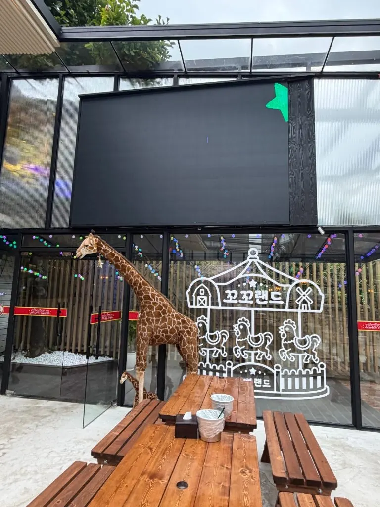 Outdoor-style seating on Kkoko Land's 2nd floor