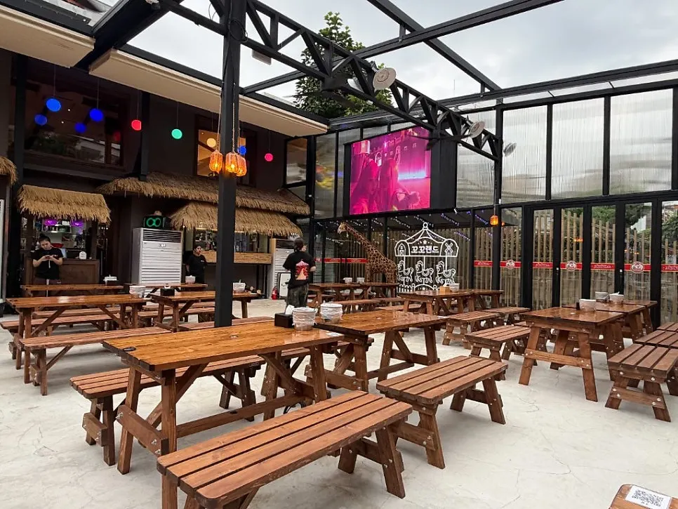 Full view of the 2nd floor outdoor hall at Kkoko Land