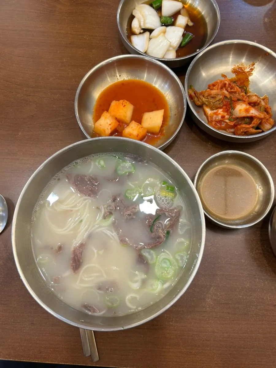 뜨끈한 국물이 담긴 육전국밥 서교점 메뉴