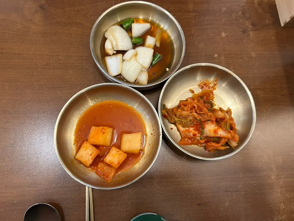육전국밥과 함박곰탕을 함께 차린 테이블
