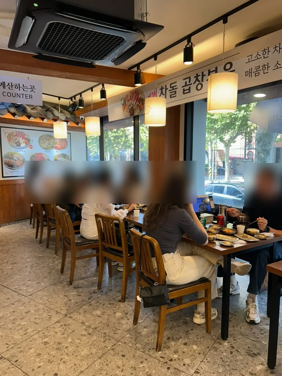 월드컵북로 1층에 자리한 육전국밥 서교점 외관
