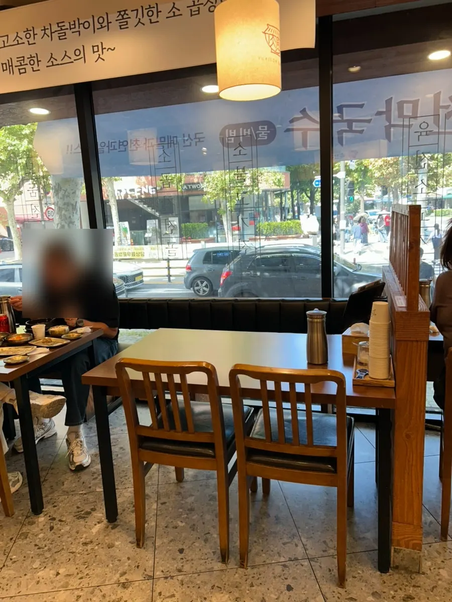 넓고 깔끔한 육전국밥 서교점 내부 좌석