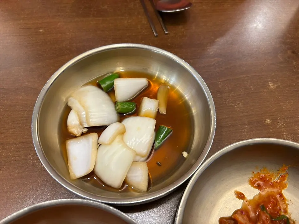 김치와 깍두기 등 기본 반찬 한 상