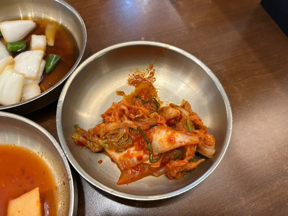 국밥과 곁들이는 깍두기 반찬 접시