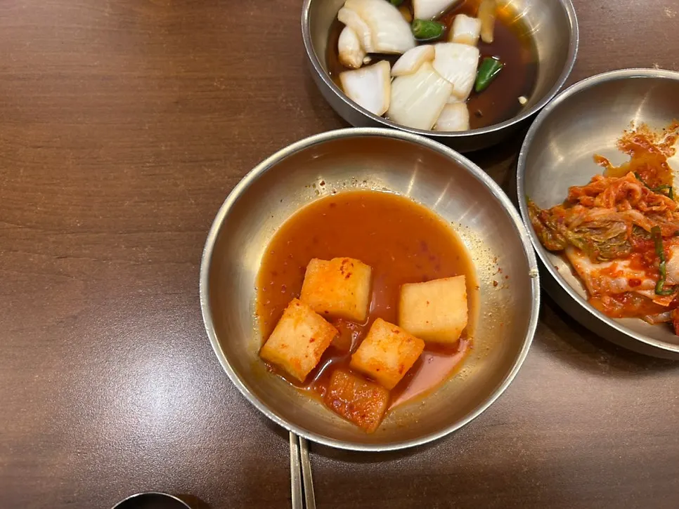 양파장아찌가 담긴 기본 반찬