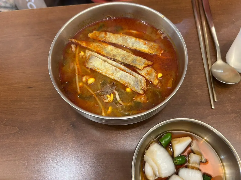 뚝배기에 담겨 나온 육전국밥
